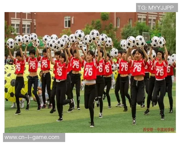 耐克足球短袖助你在球场上尽显风采与活力,尽享运动乐趣与舒适体验 耐克足球短袖助你在球场上尽显风采与活力,尽享运动乐趣与舒适体验