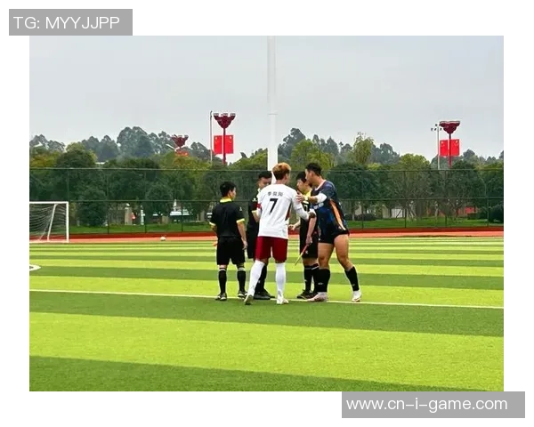 红星足球鞋助力球场梦想展现青春活力与竞技激情的完美结合 红星足球鞋助力球场梦想展现青春活力与竞技激情的完美结合