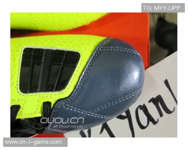 足球鞋刀钉与圆钉的区别及选择技巧解析助你提升球场表现